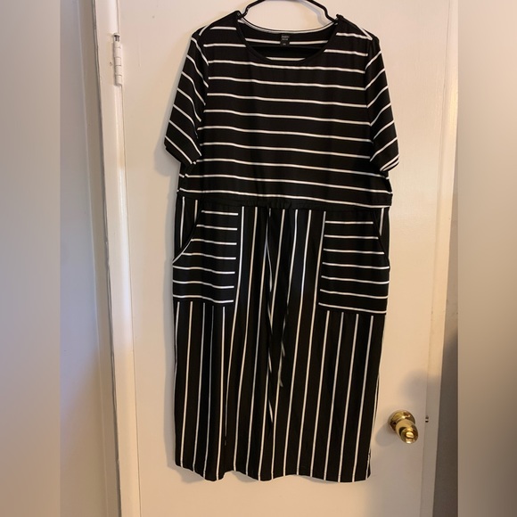 Emery Rose Black Stripped Dress - Picture 1 of 3